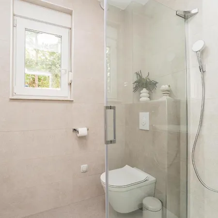 Apartment 2 Bedroom Beautiful In Mandre