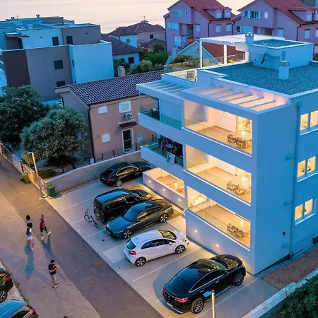 2 Bedroom Beautiful In Apartament Mandre